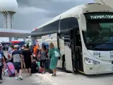Turistas de Thomas Cook en Cancún hacia su vuelo de regreso.