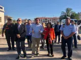 El alcalde de Los Alcázares, Mario Cervera, con la ministra de Defensa, Martgarita Robles, en el municipio costero