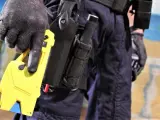 Un agente de Mossos d'Esquadra con una pistola eléctrica Taser.