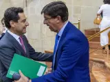 El presidente de la Junta, Juanma Moreno (izda.), y el vicepresidente, Juan Marín, en el debate final de los presupuestos de Andalucía para 2019.