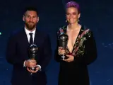 Leo Messi y Megan Rapinoe fueron galardonados como los mejores futbolistas del año en los premios 'The Best' de la FIFA.