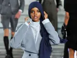 Halima Aden desfilando en Florencia.