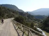 Un ciclista recorre la V&iacute;a Verde de la Sierra, en Ca&#769;diz