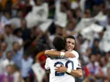 Cristiano Ronaldo e Higuaín se abrazan durante un partido del Real Madrid.