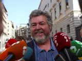 Juan Antonio López de Uralde, portavoz de Equo, a su llegada este lunes a la primera jornada del debate de investidura, en el Congreso.