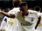 Rodrygo celebra su primer gol oficial con el Real Madrid en el Bernabéu.