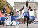 Kenenisa Bekele entra en la meta del maratón de Berlín.