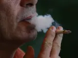 Imagen de un hombre fumando un cigarrillo de tabaco.
