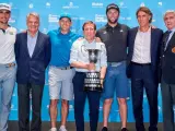 José Luis Martínez Almeida, en el centro con el trofeo del Mutuactivos Open de España de golf.