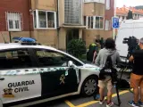Agentes de la Guardia Civil registran la casa de la detenida en Castro Urdiales.