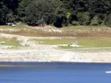 Los Mossos disparando desde la playa dels Xinesos del pantano de Susqueda, donde se produjo un doble crimen en 2017.