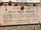 Placa conmemorativa de las Trece Rosas en el cementerio de La Almudena de Madrid.