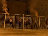 Las cuatro activistas de Femen encadenadas a las puertas de la plaza de toros de Vistalegre.