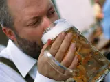 Un hombre da un trago de cerveza en la Oktoberfest de Múnich.