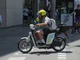 Una moto de 'sharing' circulando por Barcelona.