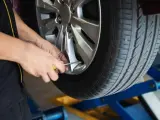 Si la banda de rodadura es inferior a 1,6 milímetros, el neumático está desgasto y hay que cambiarlo.