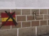 Imagen de las pintadas que hicieron contra los hijos de la Guardia Civil en el colegio de la localidad navarra de Bera.
