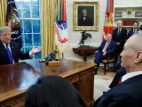 El presidente de EE UU, Donald Trump, conversa con el viceprimer ministro, Liu He, en la Casa Blanca.