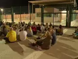 Un grupo de independentistas realizan una sentada a las puertas de la prisión de Lledoners, donde están encarcelados los presos del procés.