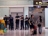 Mossos y Policía Nacional en el aeropuerto de Barcelona.