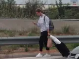 Rakitic camina por la autovía tras aterrizar en El Prat.