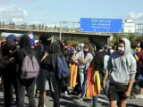 Centenares de manifestantes cortan la AP-7 a la altura de la localidad de Sant Gregori, Girona.