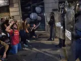 Manifestantes concentrados en la Via Laietana de Barcelona, frente a miembros de la Policía Nacional, durante las protestas por la sentencia del juicio del 'procés'.