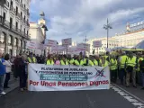 Vista de la manifestación bajo el lema 'Gobierne quien gobierne, las pensiones públicas se defienden' celebrada en la Puerta del Sol (Madrid).