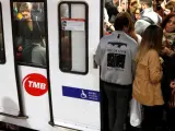 Los servicios mínimos en las líneas de Metro de Barcelona, cuyos trabajadores secundan una huelga por la presencia de amianto en las instalaciones de la infraestructura, se cumplen con normalidad desde las 6 horas, lo que no evita las incomodidades de los pasajeros, con esperas más largas y convoyes abarrotados.