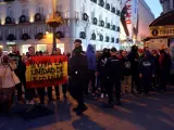La Policía Nacional vigila a un grupo de personas que portaban banderas de España durante la protesta contra la sentencia del 'procés' en la Puerta del Sol de Madrid.