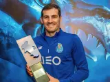Casillas posa con el trofeo al mejor portero de la Liga portuguesa.