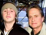 Michael Douglas y su hijo Cameron, en una imagen de 2002.