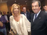 El presidente de Foro, Francisco Álvarez-Cascos, acompañado de su mujer, María Porto, tras comparecer ante los medios de comunicación para valorar el resultado de las elecciones asturianas del 25-M en la sede de su partido en Oviedo.