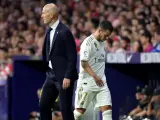 Zidane y Hazard tras el cambio del belga en el Atlético - Real Madrid.