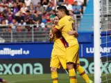 Messi y Luis Suárez celebran el tercer gol del Barcelona al Eibar.