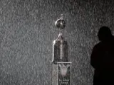 El trofeo de la Copa Libertadores, bajo una lluvia de confeti.