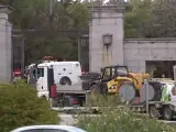 Momento de la entrada de maquinaria pesada en el Valle de los Caídos para los trabajos de exhumación de Franco.
