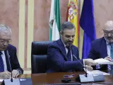 De izda. a dcha., el consejero de Economía, Rogelio Velasco (Cs), el consejero de Hacienda, Juan Bravo (PP) y el portavoz parlamentario de Vox, Alejandro Hernández, en la firma del acuerdo presupuestario de 2020.