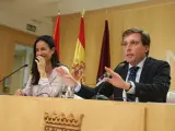 El alcalde y la vicealcaldesa de Madrid durante la rueda de prensa posterior a la Junta de Gobierno