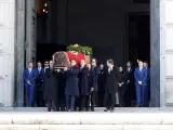 Los familiares de Franco portan el féretro con los restos mortales del dictador tras su exhumación en la basílica del Valle de los Caídos