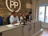 El candidato del PP al Senado por Pontevedra, Javier Guerra, con la portavoz de la gestora del PP en Vigo, Teresa Cendón, y el candidato al Congreso, Diego Gago.