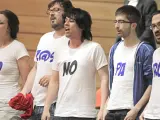 Un grupo de j&oacute;venes muestran camisetas alusivas al paro juvenil.