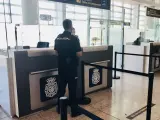 Agente de la Polic&iacute;a Nacional en control de aeropuerto de M&aacute;laga