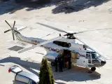 Introducen los restos de Franco en el helicóptero para trasladarlo a Mingorrubio.