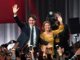Justin Trudeau, junto a Sophie Grégoire, tras ganar las elecciones canadienses.