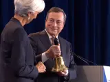 Draghi entrega una campana a Lagarde como futura presidenta del BCE