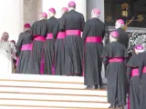 El papa saluda a obispos en una audiencia en el Vaticano.