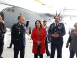 La ministra de Defensa en funciones, Margarita Robles junto a altos mandos militares Aéreos en la Base Aérea Ala 31, en Zaragoza