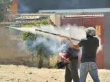Manifestantes lanzan cohetes durante disturbios en Cochabamba (Bolivia).