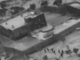Captura de un vídeo grabado con un dron que muestra a militares estadounidenses (en la parte inferior de la imagen) avanzando hacia el complejo donde se escondía Abu Bakr Al Baghdadi, en Siria, durante la operación militar en la que murió el líder de Estado Islámico.